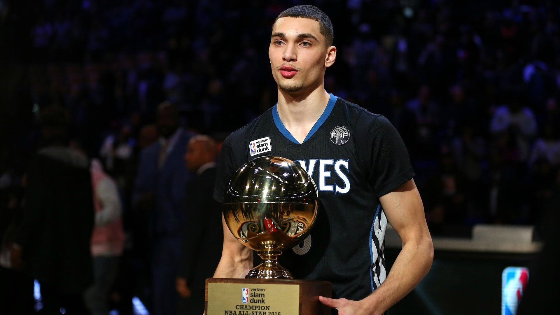 _湖人队迎难而上，誓夺季后赛席位_，湖人主场时隔8年再迎季后赛