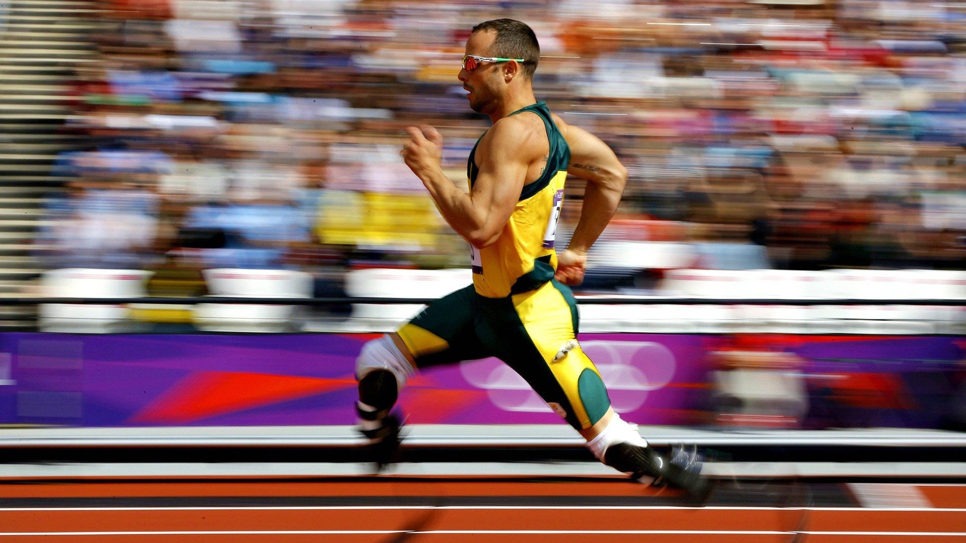 “泥泞冲刺：雨后赛道上的疯狂追逐”，雨后泥泞的路